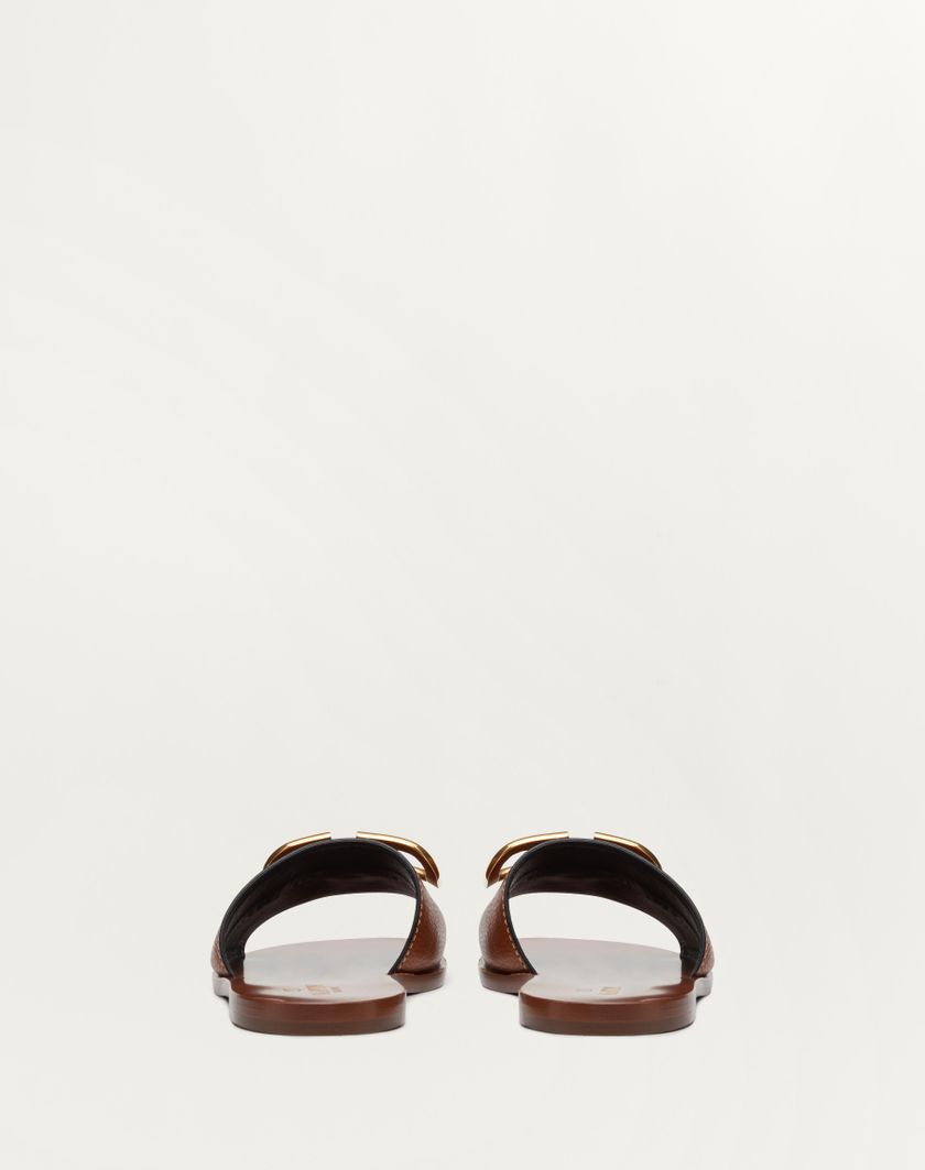 VLOGO SIGNATURE SLIDE SANDAL IN GRAINY COWHIDE WITH ACCESSORY - Image 5